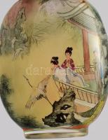 Kínai tubákos üveg, életkép jelenettel díszítve, díszdobozban, m: 8,5 cm