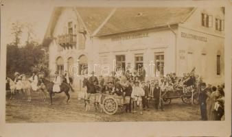 1928 Göd, Horváth Gyula Bicklista Vendéglőjének szűreti mulatsága, számos jelmezbe öltözött emberrel, jelzés nélküli, hátoldalán feliratozott fotó, 10,5x18 cm