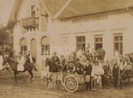 1928 Göd, Horváth Gyula Bicklista Vendéglőjének szűreti mulatsága, számos jelmezbe öltözött emberrel...