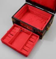 Kínai ékszeres doboz, sárgaréz veretekkel és gyöngyház berakott sárkánymintás díszítéssel, benne a t...