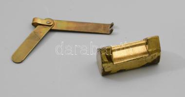 Kínai ékszeres doboz, sárgaréz veretekkel és gyöngyház berakott sárkánymintás díszítéssel, benne a t...