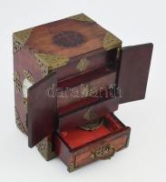 Kínai ékszeres asztali szekrény, sárgaréz veretekkel és faragott jáde / zsírkő tábla berakásokkal, b...