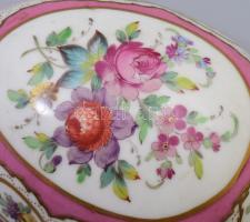 Antik porcelán tojás felső része, aranyozással és virágmintával díszítve. Kézzel festett, jelzés nél...