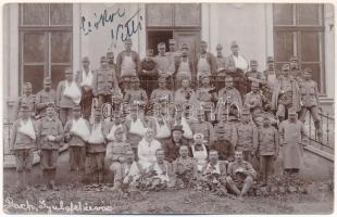 1916 Gyulafehérvár, Karlsburg, Alba Iulia; katonai kórház udvara sérült katonákkal / military hospital's garden, injured soldiers. photo (fa)