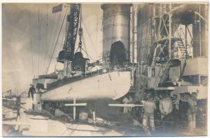 Első világháborús osztrák-magyar haditengerészet hajója a kikötőben, matrózok / K.u.k. Kriegsmarine / WWI Austro-Hungarian Navy ship at the port, mariners. photo