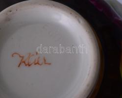 ca 1897 Louise Klier porcelán teás csésze. Kézzel festett, aranyozott, jelzett, kis kopással d: 7 cm