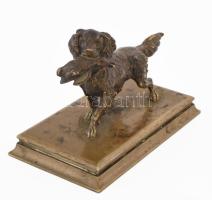 Vadászkutya prédával. Íróasztali szobor. Bronz, réz alapon XIX. sz. sz: 16 cm