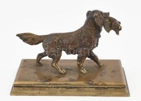 Vadászkutya prédával. Íróasztali szobor. Bronz, réz alapon XIX. sz. sz: 16 cm