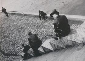 1931 Párizs, Ilse Bing (1899-1998) német fotóriporter és fotóművész felvétele (A Szajna partján), 1 db modern nagyítás, jelzés nélkül, a néhai Képes Vasárnap (1925-1944) című lap hírügynökségi fotóinak archívumából, 15x21 cm