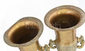 Óriás réz díszváza padlóváza pár. Koreai érmékkel és pénzeszsák motívummal. Egyik széle kissé deform...