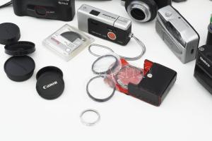 7 db analóg fényképező + egy váz + vaku, színszűrök, tisztítókészlet, stb