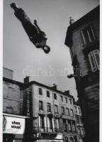 cca 1950 Marc Riboud (1923-2016) francia fotóriporter és fotóművész felvétele (Trambulin), 1 db modern nagyítás a néhai Népművelési Intézet fotóművészeti referensének gyűjteményéből, ,,A fotóművészet egyetemes története&quot; című előadásának anyagából, jelzés nélkül, 21x15 cm