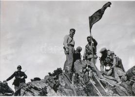 cca 1939 Robert Capa (1913-1954) (eredeti neve Friedmann Endre) magyar - francia fotóriporter felvétele (A spanyol polgárháborúról), 1 db modern nagyítás, jelzés nélkül, a néhai FOTÓ újság (1954-1989) archívumából, 15x24 cm