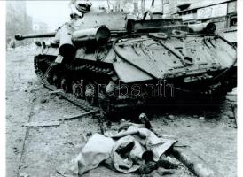 1956. október 23. és november 10. között készült felvételek Budapesten, 5 db modern nagyítás, jelzés...