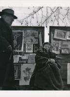 cca 1953 Doisneau, Robert (1912-1994) francia fotóriporter és fotóművész felvétele (Szajna partján), 1 db modern nagyítás, jelzés nélkül, a néhai FOTÓ újság (1954-1989) archívumából, 21x15 cm