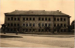 1932 Budapest IV. Újpest, Megyeri úti iskola. photo (ragasztónyom / gluemark)