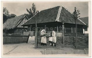 Páros, Paros; Gospodarie autentica din comuna Paros, jud. Hunedoara. Fundatia Culturala Regala &quot;Principele Carol&quot; Muzeul Satului / Erdélyi folklór / Transylvanian folklore (EK)