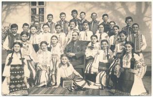 Hátszeg, Hateg; iskolások csoportja népviseletben, erdélyi folklór / Transylvanian folklore, group of students in traditional costumes. photo