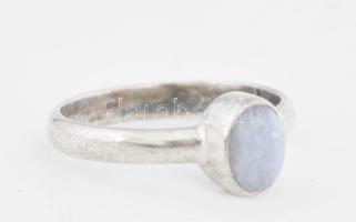 Ezüst(Ag) köves gyűrű, jelzett, méret: 51, bruttó: 1,9 g