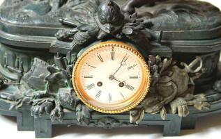 Kandallóóra. Nagy méretű, ló szoborral díszítéssel Franciaország, XIX. sz. Ingajáratos, felesütős, K...