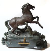 Kandallóóra. Nagy méretű, ló szoborral díszítéssel Franciaország, XIX. sz. Ingajáratos, felesütős, K...