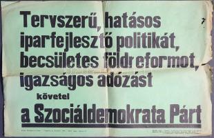 [Plakát] ,,Tervszerű, hatásos iparfejlesztő politikát, becsületes földreformot, igazságos adózást követel a Szociáldemokrata Párt&quot;. A Szociáldemokrata Párt választási hirdetése az 1939. évi országgyűlési választások idején. (1939) Budapest, 1939. Világosság Rt. ny. Választási hirdetés, mérete: 305x470 mm. A hazai gyári munkavállalói réteget képviselő Magyarországi Szociáldemokrata Párt sorsa viharosan alakult a Tanácsköztársaság ideje alatt és után. A kommunistákkal való egyesülés ellen az MSZDP számos vezetője tiltakozott, sokuk el is hagyta az országot. Vezetőik másik részét pedig a Tanácsköztársaság bukása utáni átmeneti kormány ítélte száműzetésre. Az 1919-1920-as időszak ügyvezető kormányai ugyan jog szerint nem tiltották be az MSZDP-t, ám tagjaik és vezetőik módszeres ellehetetlenítése folytatódott. Tiltakozásképpen az MSZDP a Horthy-korszak első parlamenti választását bojkottálta. Az 1920 végén kormányra kerülő Bethlen István miniszterelnök a belpolitikai helyzet konszolidálására törekedett, így a rendszer erős ellenzékének számító szociáldemokraták vezetőjével 1921 decemberében egyezséget kötött (Bethlen-Peyer-paktum). Ennek jegyében a következő országgyűlési és törvényhatósági városi választásokon a MSZDP már indulhatott, választási és társadalmi programját bizonyos korlátozásokkal, de terjeszthette. Az MSZDP a következő választásokon (1922, 1926, 1931, 1935) - a választójogi korlátozásokat figyelembe véve - tűrhetően szerepelt, és 25, 14, 14 és 11 képviselőt küldhetett az országgyűlésbe, a budapesti törvényhatósági választásokon pedig jól szerepelt, és ez csökkentő tendenciával, de a német megszállásig (1944) így is maradt. 1935 után azonban több figyelemreméltó változás állt be a politikában. Az Anschluss után a Harmadik Birodalom Magyarország közvetlen közelébe került, a szomszédsággal pedig a korábban is már marginálisan létező, ám külföldről is pénzelt magyar nemzetiszocialista ideológia megerősödött. A régóta hatalomban levő kormánypárt minden erőt megragadott az új erőnek minősülő nyilas pártok korlátozására, lapjait betiltotta, gyülekezéseit korlátozta, vezetőit bebörtönözte, ám saját kormányhatalma megtartása érdekében 1938-ban a választójogi szabályokat ismételten megváltoztatta. A kormány továbbra sem volt érdekelt az általános választójog érvényesítésében, ám a vidéki körzetekben korábban általánosan használt nyílt voksolás rendszerét eltörölte, a szavazás tehát az 1939. évi választásokon alapult először általánosan - azaz városi és vidéki körzetekben egyaránt - titkos voksoláson. A törvény továbbá előírta, hogy nagyobb városokban csak listákra lehet szavazni, míg a vidéki körzetekben - a kormánypárt hagyományos bázisán - listákra és egyéni képviselőkre egyaránt, ez az új rendszer - mely a nyílt szavazás eltörléséért cserébe kétszeres szavazatot adott a kormánypárt vidéki bázisának - értelemszerűen a kormánypárt győzelmére szolgált, azon szándék mellett, hogy a nagyvárosi tömegek nyilas szavazatait a marginalitásban tartsa. Az elsősorban a nyilas ellenzéket erodálni kívánó terv felemás módon sikerült, a szociáldemokrata és a liberális ellenzék igen szerény eredményt ért el, a nyilasok eredményeit érdemben kevésbé befolyásolta. Plakátunk az 1939. május 25-26-ra kitűzött országgyűlési választások szlogenvilágába és szociáldemokrata érvrendszerébe avat be. A szervezett munkásság választói közösségét célba vevő szlogen ,,Tervszerű, hatásos iparpolitikát, becsületes földreformot, igazságos adózást&quot; akár sikeresen is hathatott volna a nagyvárosi gyári munkásság szociális reformokra váró köreiben, ám szociális jelszavakkal szintén operált a nyilas mozgalom (valamint a kisgazda ellenzék) is. A jól megtalált szlogen így mégsem vált be: a 3,686 603 beérkezett szavazat 50%-a a kormánypárté lett, 14%-a nyilaskeresztes párté, a kisgazdapárt 15%-ot, a szociáldemokrata párt 3,42%-ot teljesített. A kormánypárt 181 mandátuma mellett 29 nyilas, 14 kisgazda, 5 szociáldemokrata és 5 liberális képviselő került az országgyűlésbe. Plakátunk jobb alsó sarkában engedélyeztetési szám: ,,204/1939. sz. Ennek a hirdetménynek a terjesztését a mai naptól számított három hónapra megengedem. A polgármester megbízásából Szepesváry tanácsnok. Budapest, 1939. május 2.&quot; Plakátunk jobb oldalán apró, a szövegtükröt nem érintő hiány, jobb oldalán apró sérülések, szélein gyűrődések. Jó állapotú plakát, hajtogatva.