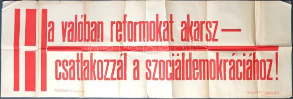 [Plakát] ,,Ha valóban reformokat akarsz - csatlakozzál a szociáldemokráciához&quot; A Szociáldemokrata Párt toborzó plakátja (1933) Budapest, 1933. Világosság Rt. ny. Politikai hirdetés, mérete: 315x950 mm. A Magyarországi Szociáldemokrata Párt sorsa viharosan alakult a Tanácsköztársaság ideje alatt és után, a kommunistákkal való egyesülés ellen az MSZDP számos vezetője tiltakozott, sokuk el is hagyta az országot. Vezetőik másik részét pedig a Tanácsköztársaság bukása utáni átmeneti kormány ítélte száműzetésre. Az 1919-1920-as időszak ügyvezető kormányai ugyan jog szerint nem tiltották be az MSZDP-t, ám tagjaik és vezetőik módszeres ellehetetlenítése folytatódott. Tiltakozásképpen az MSZDP a Horthy-korszak első parlamenti választását bojkottálta. Az 1920 végi választással kormányra kerülő Bethlen István miniszterelnök a belpolitikai helyzet konszolidálására törekedett, így a rendszer erős ellenzékének számító szociáldemokraták vezetőjével 1921 decemberében egyezséget kötött (Bethlen-Peyer-paktum). Ennek jegyében a következő országgyűlési és törvényhatósági városi választásokon a MSZDP már indulhatott, választási és társadalmi programját bizonyos korlátozásokkal, de terjeszthette. Fontos kitétel volt, hogy a párttagságot közalkalmazottak, vasutasok és postások nem vehették fel, a mezőgazdasági dolgozók körében nem a párt nem agitálhatott, nem bírálhatta a hivatalos külpolitikát és nem terjeszthetett köztársasági propagandát, a sztrájkjogot pedig erősen korlátozták. Cserébe Bethlen egyfelől feloldotta a szakszervezetek és munkás egyesületek korábban zárolt bankbetéteit, és ígéretet tett a munkások társadalombiztosításának támogatására. Az MSZDP a következő választásokon (1922, 1926, 1931) - a választójogi korlátozásokat figyelembe véve - tűrhetően szerepelt, és 25, 14 és ismét 14 képviselőt küldhetett az országgyűlésbe, a budapesti törvényhatósági választásokon pedig jól szerepelt, és ez csökkentő tendenciával, de a német megszállásig (1944) így is maradt. 1933-ból származó plakátunk arról tanúskodik, hogy a szociáldemokrata párttagság felvételét illető kormányzati szigor ebben az időben kissé enyhült, plakátunk alsó sarkában az agitációs plakát engedélyeztetési szövege: ,,125/1933. sz. Ezen hirdetménynek terjesztését engedélyezem. A polgármester helyett Szepesváry tanácsnok. Budapest, 1933. március 7.&quot; Plakátunkon fent apró sérülések. Jó állapotú plakát, hajtogatva.