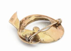 Aranyozott ezüst (Ag) bross, markazitokkal, tenyésztett gyönggyel, jelzett, bruttó: 9,2g