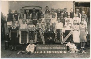 Szinérszeg, Sinersig (Temes); Scoala Primara de Stat / Állami általános iskolás tanulók, erdélyi folklór / primary school students, Transylvanian folklore. Ludovic Kovács Fotograf (Oravita) photo (fl)