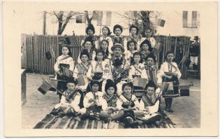 Sebed, Sipet (Temes); Általános iskolás tanulók, erdélyi folklór / primary school students, Transylvanian folklore. photo (vágott / cut)