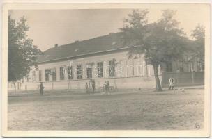 Parác, Paratz, Parta (Temes); Scoala primara de stat / Állami általános iskola, kerékpár / primary school, bicycle. photo