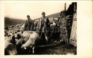 Paring, Muntii Parang; Ciobani romani din Muntii Parangului. S.C.a.T. Sectia Valea Jiului / Romänische Hirten am Paring. S.K.V. Sektion Schieltal / Román juhászok a Paring-hegységen, erdélyi folklór / Transylvanian folklore, Romanian mountain shepherds. Foto orig. J. Fischer, 1935. (fl)