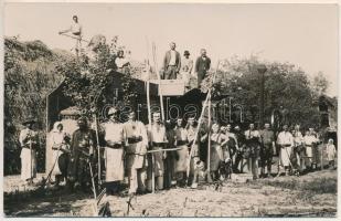 1920 Csíkszereda, Miercurea Ciuc; cséplés gőzgéppel, erdélyi folklór / treshing with steam machine, Transylvanian folklore. photo