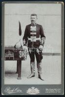 cca 1910 A Magyar Királyi Testőrség tagjának egyenruhás portréja, kabinetfotó Beck Ödön budapesti műterméből, sarkain kissé sérült, 16x11 cm