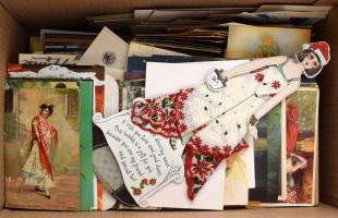 Kb. 1200 db MODERN vegyes üdvözlő képeslap dobozban, művész és reklám, kihajthatóak és sok postatiszta, QSL / Cca. 1200 modern greeting postcards in a box, some art and advertising