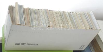 Kb. 1000 db MODERN magyar és külföldi város képeslap dobozban