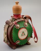 Hollóházi "Promontor Bitter Vörös Aperitif" csikóbőrös kulacs. Jelzett, kissé koszos, fa k...