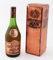 cca 1980 Napóleon Maxime konyak. Bontatlan üveg, díszdobozban. 0,5l 40%