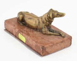Bronz pihenő kutya szobor, márvány talapzaton, jelzés nélkül, 14x7x8 cm