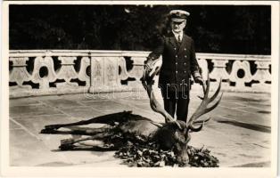 Horthy Miklós, Magyarország kormányzója az általa lőtt szarvasbikával a gödöllői Királyi kastély teraszán / Regent Admiral Miklós Horthy with trophy stag