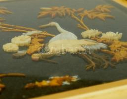 Faragott csont és gyöngyház berakásokból álló kínai kép, üvegezett fa keretben, 1-1 elemhiánnyal, te...