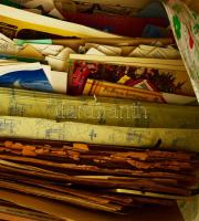 Táskányi vegyes papírrégiség tétel, benne erotikus újságok, fotók, MÁV csomagolópapír, stb