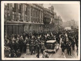 1933 Dublin, a rendőrség megakadályozza az ír fasiszták felvonulását, feliratozott sajtófotó, felületén törésnyomok, 18×24 cm