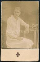 1942 Bp., a Magyar Vöröskereszt elsősegélynyújtási tanfolyamának elvégzését igazoló bizonyítvány, al...