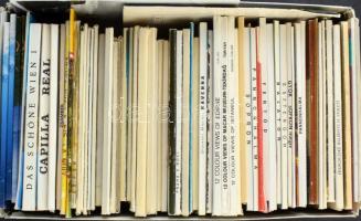 Kb. 60 db MODERN magyar és külföldi leporello dobozban