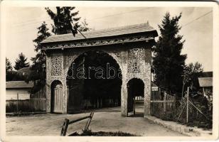 Kolozsvár, Cluj; M. kir. gazdasági akadémia, székelykapu az udvaron / Transylvanian carved wooden gate, academy (EK)