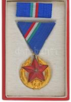 1951. "Közbiztonsági Érem arany fokozata a rendőrség tagjai részére" aranyozott, zománcozott bronz kitüntetés mellszalagon, szalagsávval, tokban T:AU NMK 549.