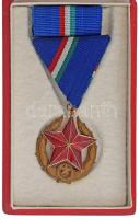 1951. "Közbiztonsági Érem bronz fokozata a rendőrség tagjai részére" zománcozott bronz kitüntetés mellszalagon, szalagsávval, tokban T:XF  NMK 551.