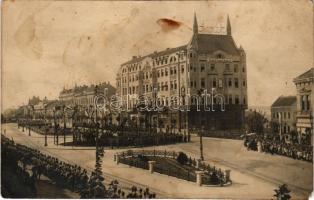 1917 Belgrád, első világháborús osztrák-magyar katonai parádé a korzón / WWI K.u.k. military parade, soldiers on the corso. photo (fl)