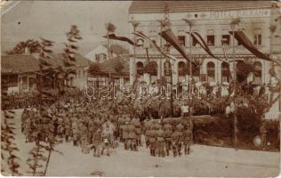 1917 Belgrád, első világháborús osztrák-magyar katonai parádé a Balkan szálloda előtt / WWI K.u.k. military parade, soldiers in front of Hotel Balkan. photo (EK)